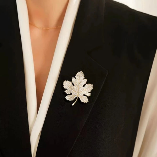Luxury Temperament Shining Brightly Full of Rhinestones Maple Leaf Broochs for Women Men Exquisite Clothing Accessories Jewelry