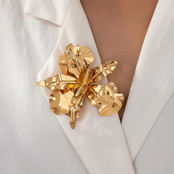 A Brooch for Women with Stereo Exaggerated Flowers, a Brooch That Can Be Selected in Various Colors, Suitable for Vacation and Street Photography