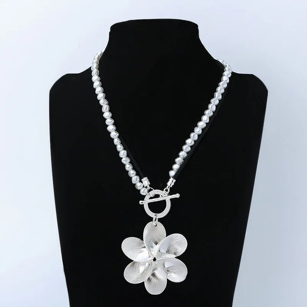 new pearl necklace collarbone chain women's flower high-end versatile jewelry retro simple necklace wholesale