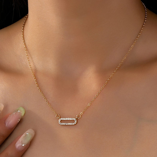 A Women's Necklace with Square Inlaid Glass, Simple and Fashionable, Suitable for Daily Wear and Vacation Wear