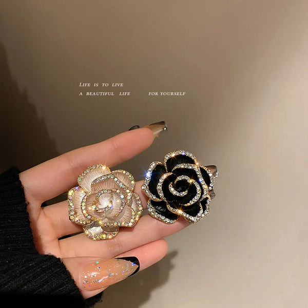 Camellia brooch, delicate and niche design for women black French chest flower with high-end feel suit pin accessory