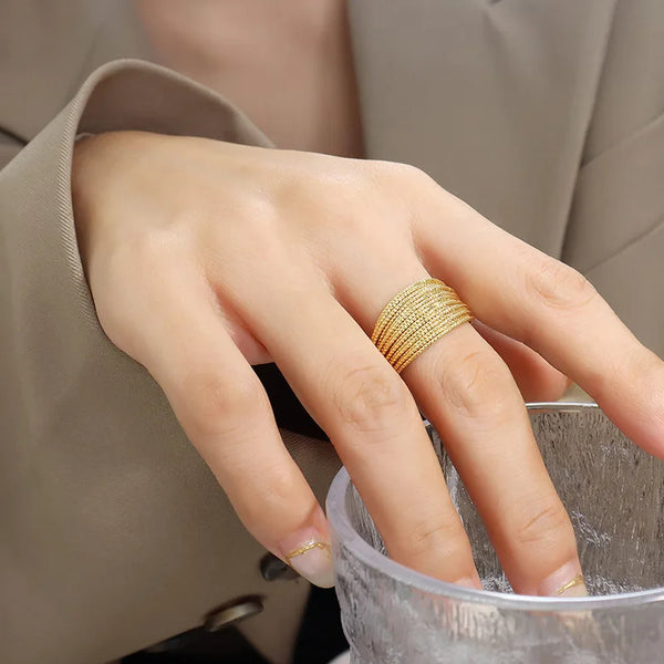 Women’s ring with a stylish design, featuring multilayered curved lines and a semi-circular copper material.